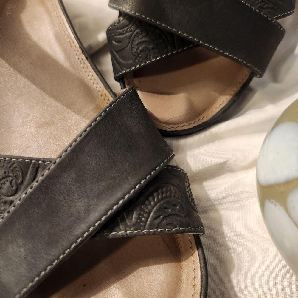 Anesha Leather Embossed Black Strap Sandles W EU 39 - Picture 5 of 6